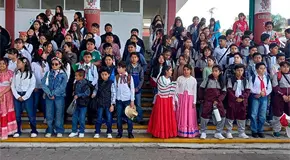 Fiestas patrias llenan de color las escuelas