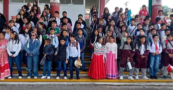 Fiestas patrias llenan de color las escuelas