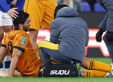 Raúl Jiménez enciende las alarmas del Tri por lesión en la rodilla Raúl Jiménez enciende las alarmas del Tri por lesión en la rodilla