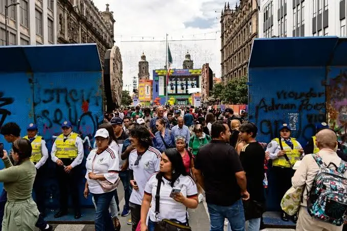 Restringen acceso al Zócalo; asistentes con brazalete tienen ingreso preferente Restringen acceso al Zócalo; asistentes con brazalete tienen ingreso preferente
