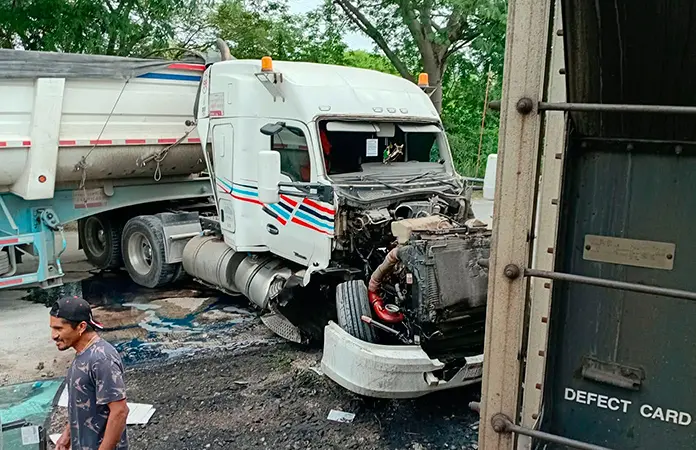 Tráiler quiso ganarle el paso al tren y lo embisten