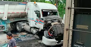 Tr&aacute;iler quiso ganarle el paso al tren y lo embisten