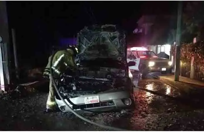 Vehículo se incendió en la Col. San Isidro