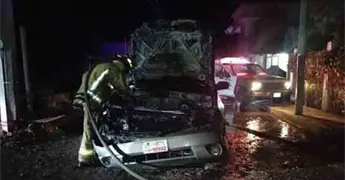 Veh&iacute;culo se incendi&oacute; en la Col. San Isidro