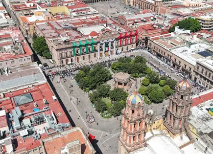 Vierten gas butano al drenaje del Centro Vierten gas butano al drenaje del Centro