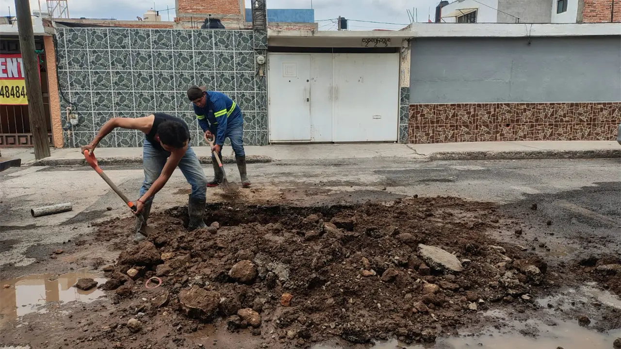 Interapas repara fugas en dos colonias de la capital