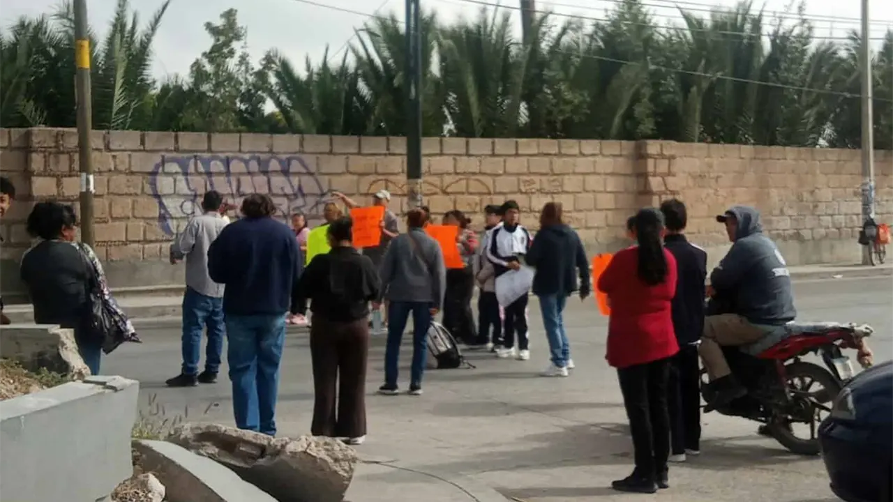Bloquean avenida San Pedro por falta de maestros en plantel