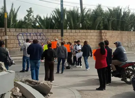 Bloquean avenida San Pedro por falta de maestros en plantel Bloquean avenida San Pedro por falta de maestros en plantel