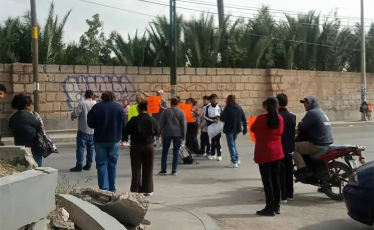 Bloquean avenida San Pedro por falta de maestros en plantel