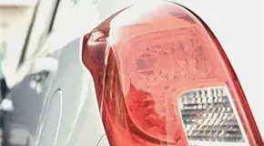 &iquest;Por qu&eacute; los faros del auto se ponen amarillos?