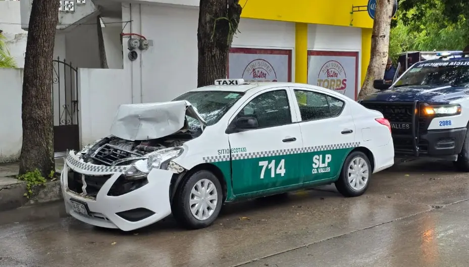 Taxi choca por alcance contra autobús urbano