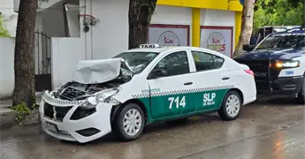 Taxi choca por alcance contra autob&uacute;s urbano