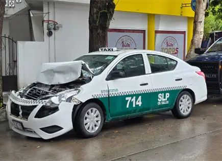 Taxi choca por alcance contra autob&uacute;s urbano