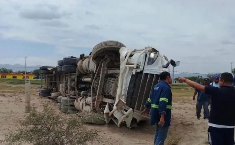 Vuelca tráiler en carretera Matehuala-SLP; no hay lesionados