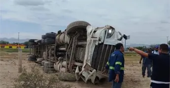 Vuelca tr&aacute;iler en carretera Matehuala-SLP; no hay lesionados