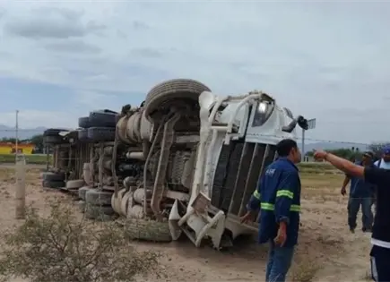 Vuelca tráiler en carretera Matehuala-SLP; no hay lesionados Vuelca tráiler en carretera Matehuala-SLP; no hay lesionados
