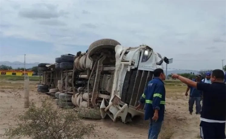 Vuelca tr&aacute;iler en carretera Matehuala-SLP; no hay lesionados