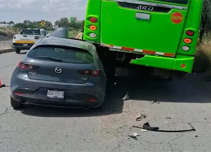 Auto le pega a un camión en la rúa ´57 Auto le pega a un camión en la rúa ´57