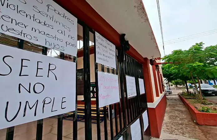 En Cárdenas padres de familia protestan; falta un profesor