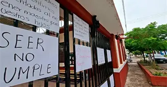 En C&aacute;rdenas padres de familia protestan; falta un profesor