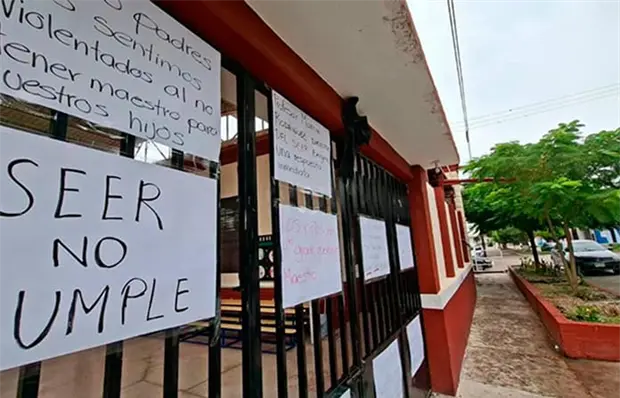 En C&aacute;rdenas padres de familia protestan; falta un profesor