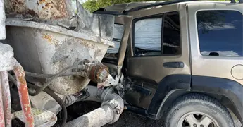 Estrellan camioneta en cami&oacute;n estacionado; no hay heridos