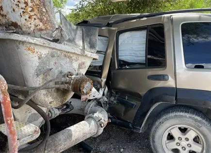 Estrellan camioneta en cami&oacute;n estacionado; no hay heridos