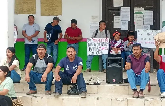 Habitantes toman la presidencia de Tancanhuitz