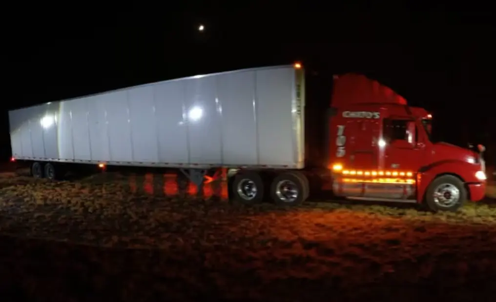 Hallan a nueve migrantes en caja de tractocamión en Sabinas Hidalgo