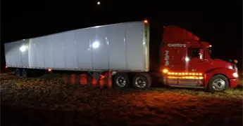 Hallan a nueve migrantes en caja de tractocami&oacute;n en Sabinas Hidalgo