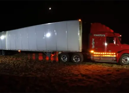 Hallan a nueve migrantes en caja de tractocamión en Sabinas Hidalgo Hallan a nueve migrantes en caja de tractocamión en Sabinas Hidalgo