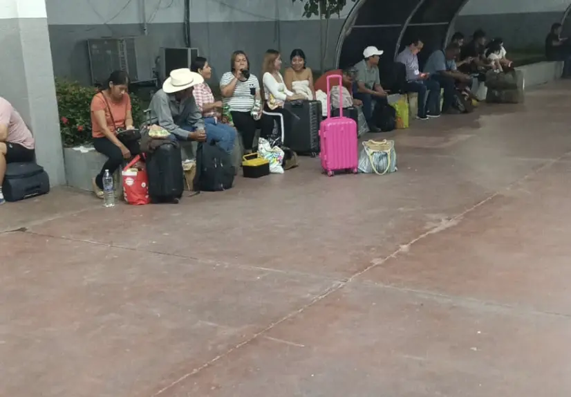 Bloqueo carretero deja varados a pasajeros en la Huasteca