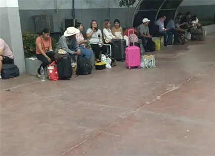 Bloqueo carretero deja varados a pasajeros en la Huasteca Bloqueo carretero deja varados a pasajeros en la Huasteca