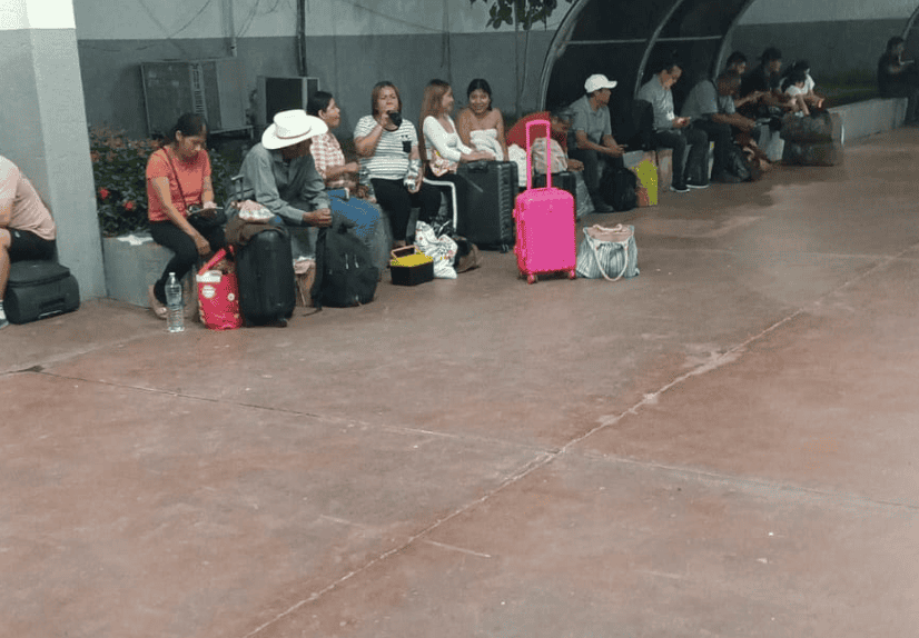 Bloqueo carretero deja varados a pasajeros en la Huasteca Bloqueo carretero deja varados a pasajeros en la Huasteca