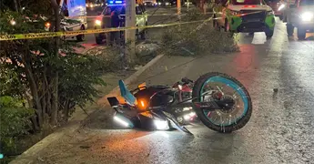 Camioneta arrolla a pareja en moto; muere el conductor