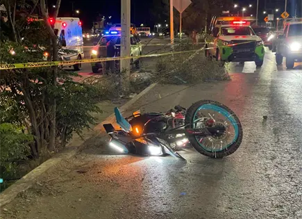 Camioneta arrolla a pareja en moto; muere el conductor