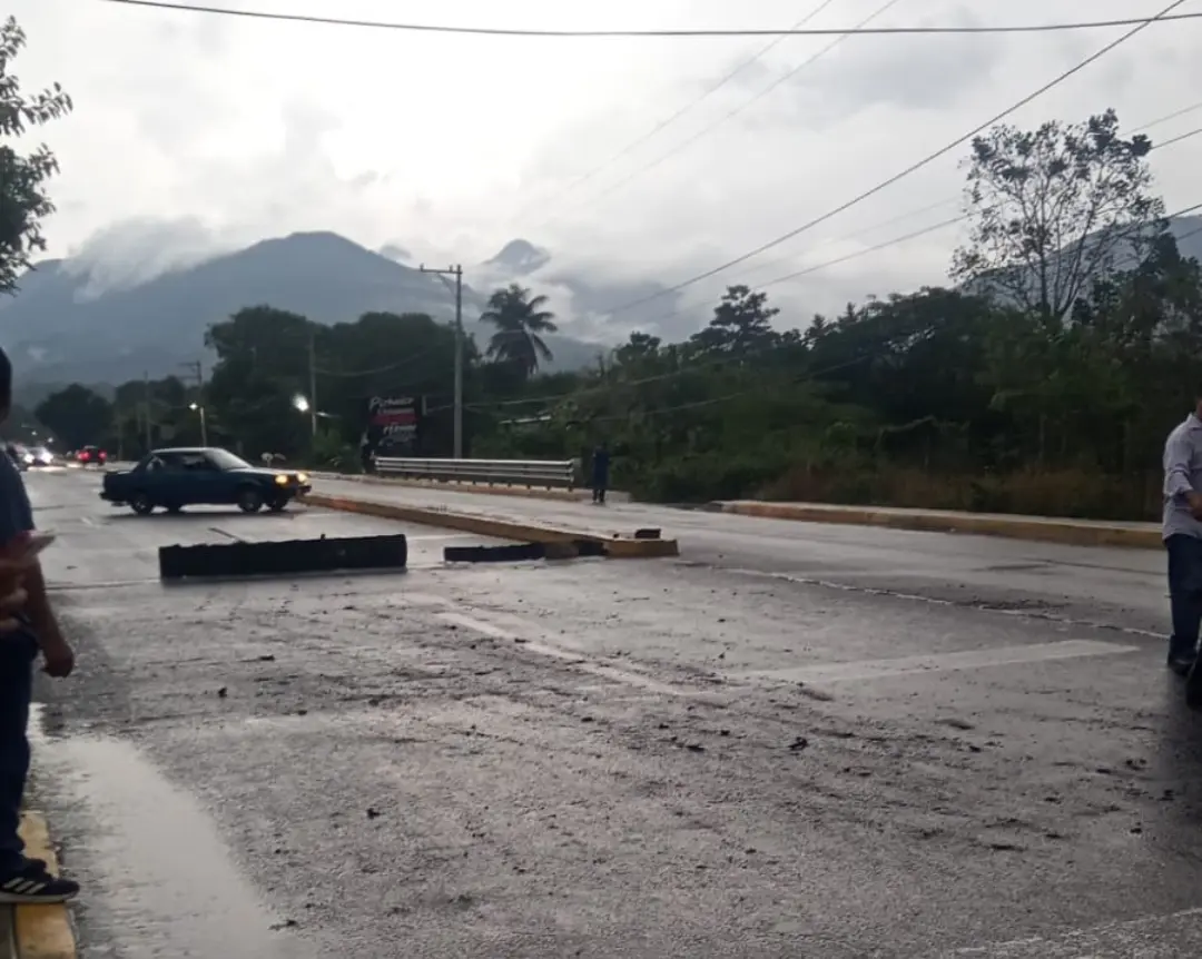 Caso Fermín desata nuevo bloqueo en la México-Laredo