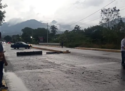 Caso Fermín desata nuevo bloqueo en la México-Laredo Caso Fermín desata nuevo bloqueo en la México-Laredo