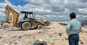 Compactan basura del relleno sanitario