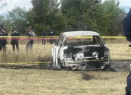 Queman auto con un cuerpo en su interior