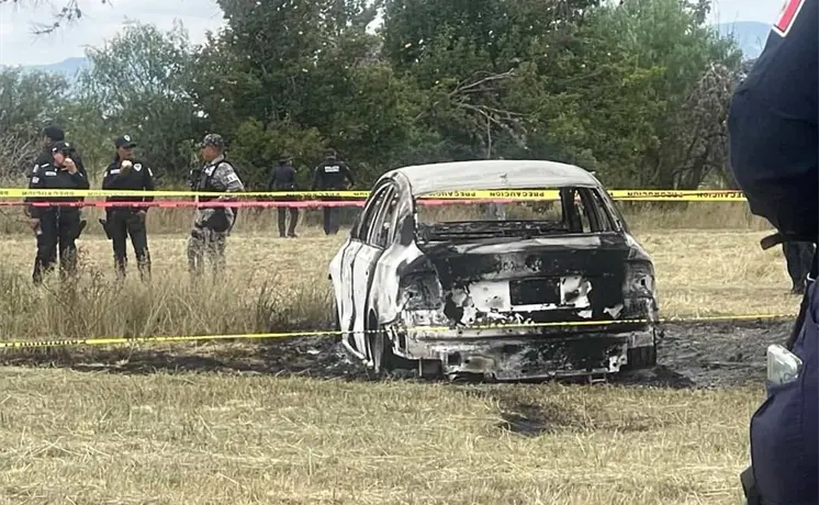 Queman auto con un cuerpo en su interior Queman auto con un cuerpo en su interior