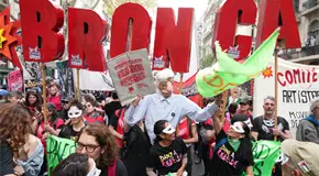 Miles acuden a la marcha de la bronca en contra de Milei