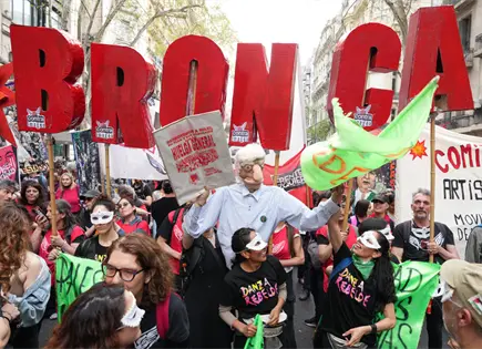 Miles acuden a la marcha de la bronca en contra de Milei Miles acuden a la marcha de la bronca en contra de Milei
