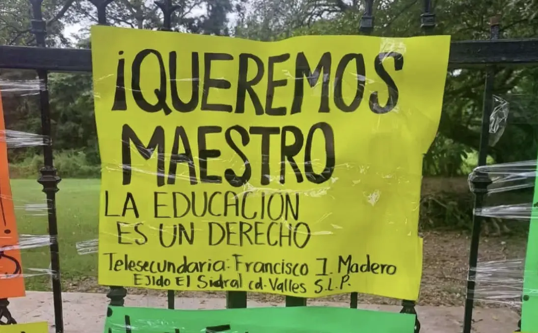 Otra telesecundaria se queda sin maestro; padres cierran plantel
