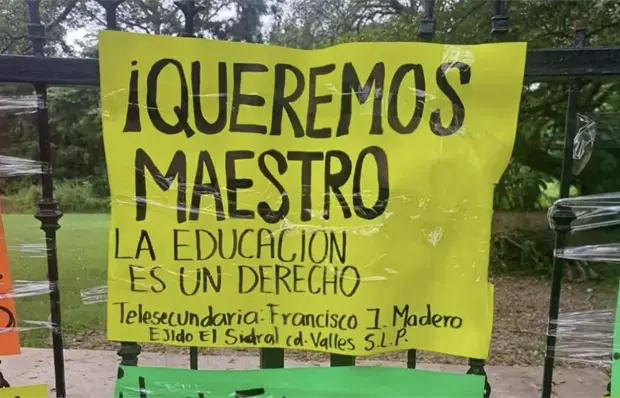 Otra telesecundaria se queda sin maestro; padres cierran plantel