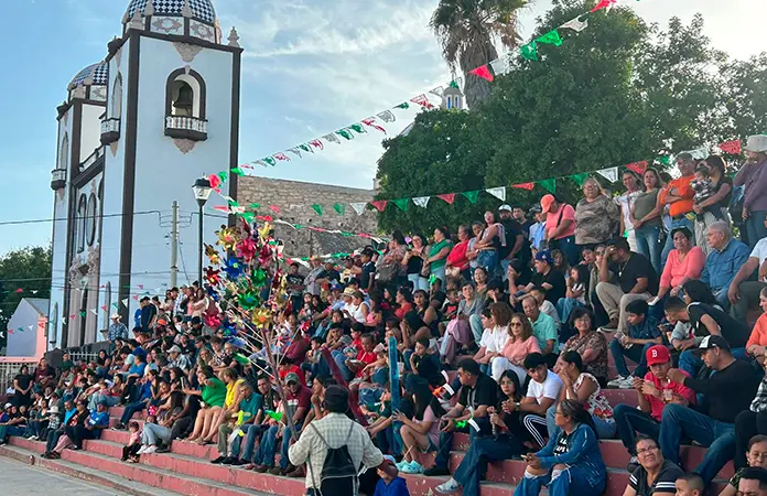 Realizan palo encebado durante las fiestas patrias