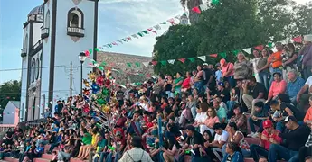 Realizan palo encebado durante las fiestas patrias