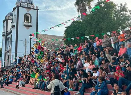 Realizan palo encebado durante las fiestas patrias