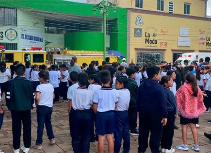 Realizan simulacro de sismo en escuelas