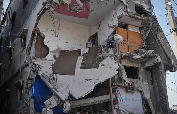 Rescatan a gazatíes de edificio bombardeado